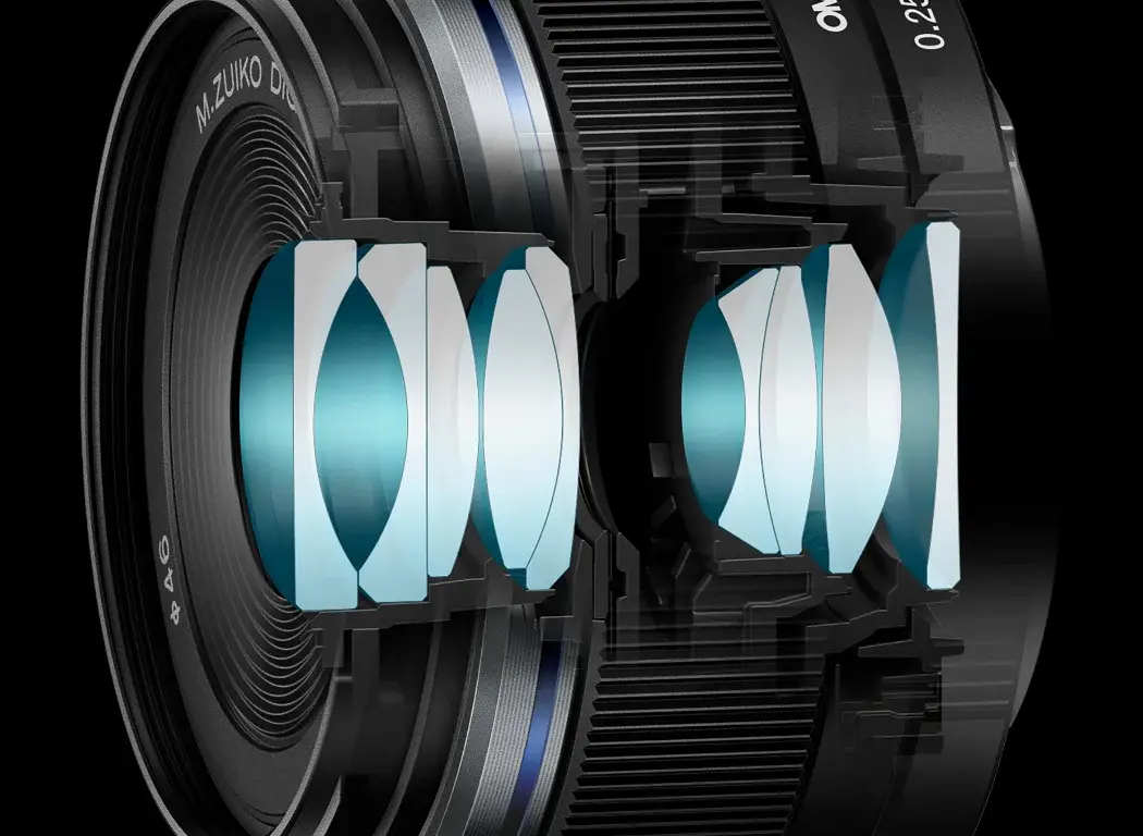 Un vistazo al interior del objetivo 17mm mostrando los elementos y su disposición.